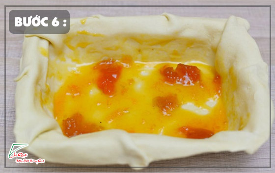 Bước 3: Tiếp tục dùng phới đánh trứng trộn đều các nguyên liệu làm bánh lên cho thật kỹ để thu được một hỗn hợp hạnh nhân mềm, mịn và quyện đều vào nhau.